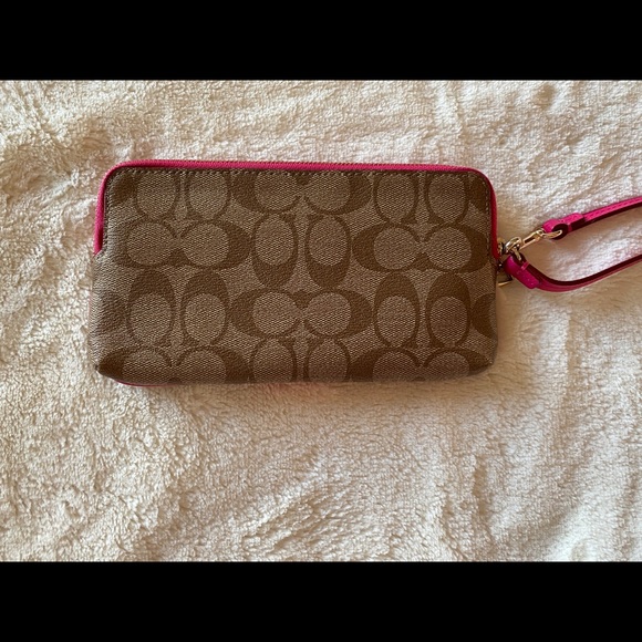 Coach wristlet wallet.  Like new condition - Picture 2 of 5